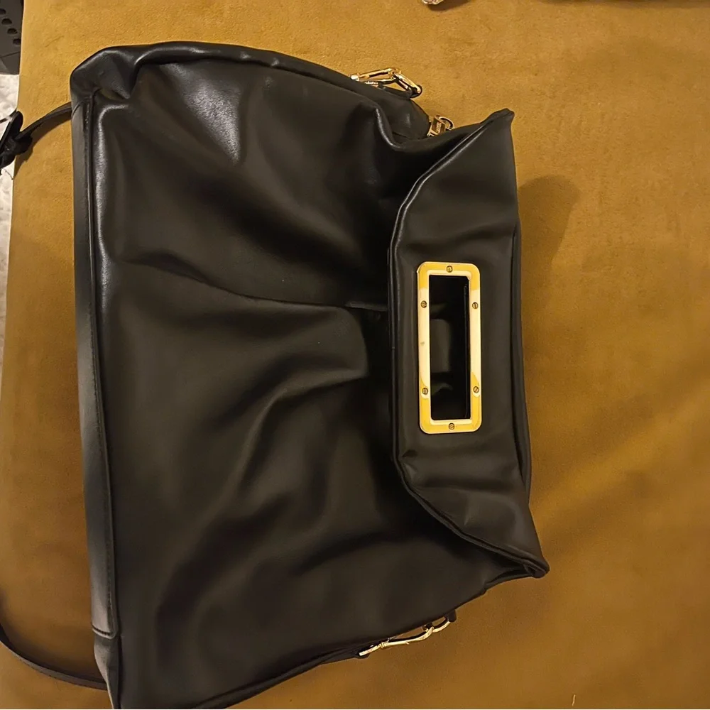 Chic Black Leather Shoulder Bag - Picture 2 of 8